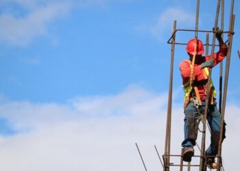 Salari da fame, orari da pazzi: i nuovi contratti nazionali