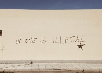 Clandestinità: le sette vite di un reato inutile