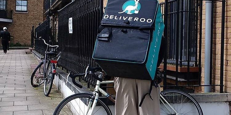 Log in. Fenomeno rider. In sella a Deliveroo